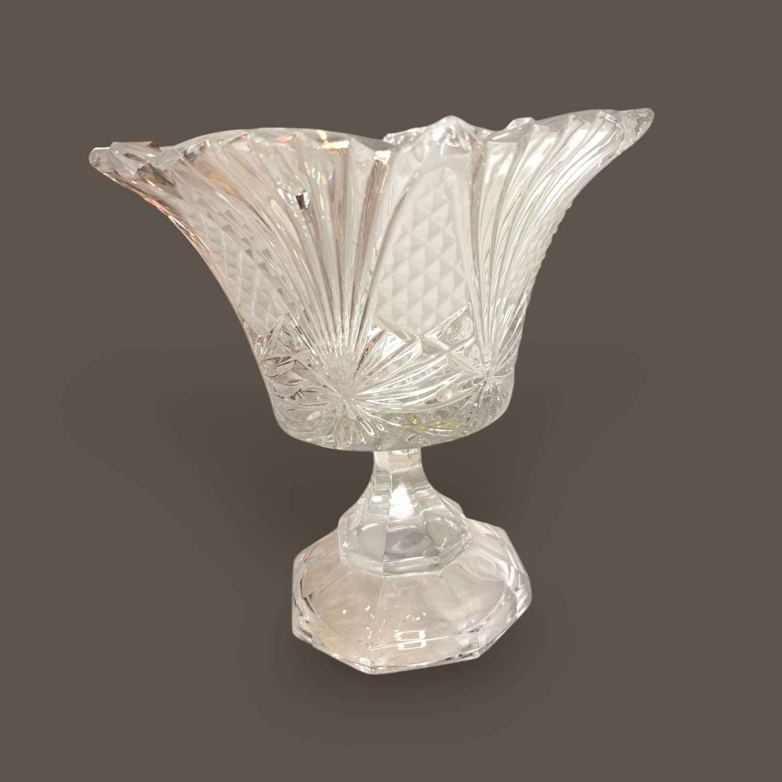 
Su diseño transparente permite que la luz atraviese el cristal y resalte cada talla. Uma peça decorativa com brilho próprio, ideal para comprador