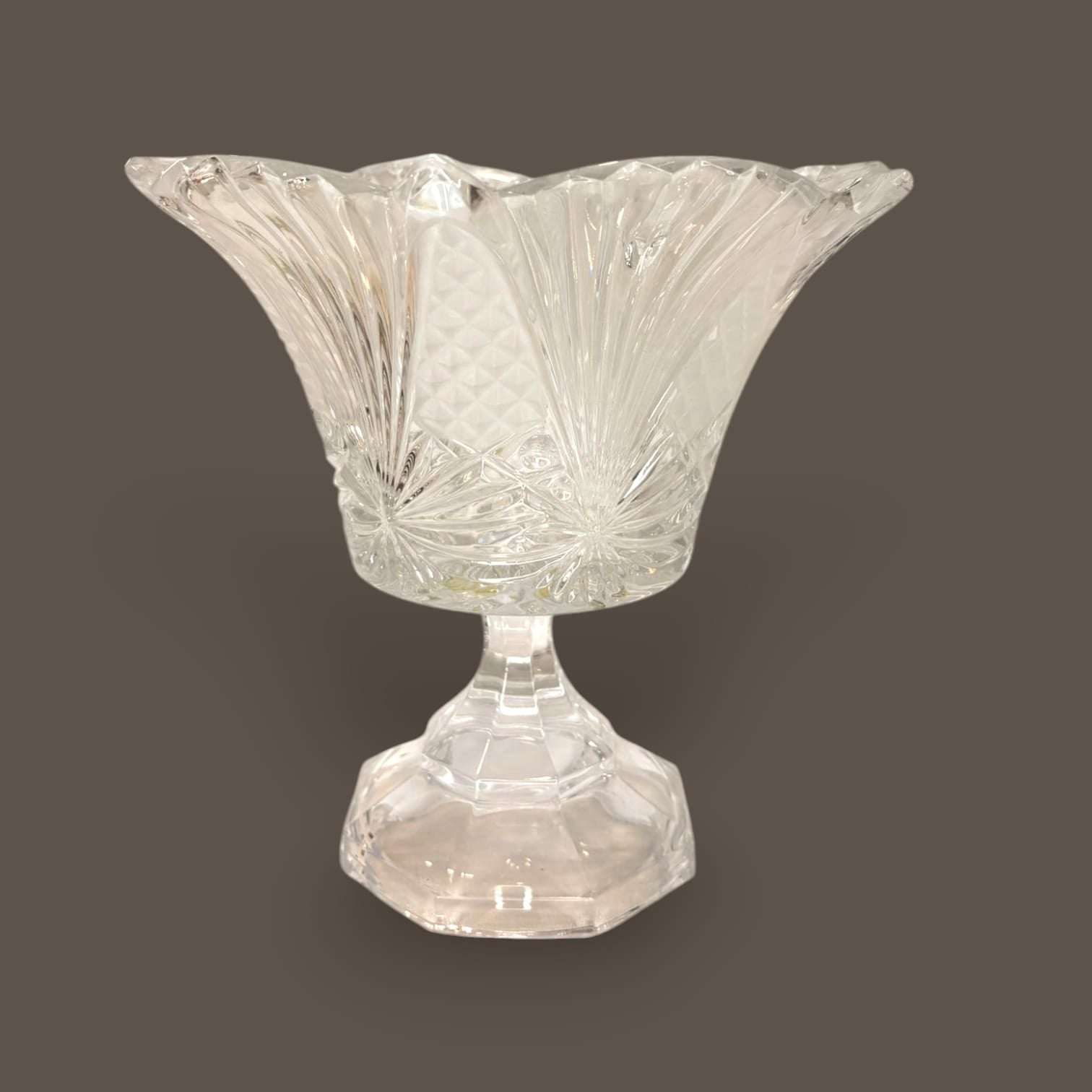 
Su diseño transparente permite que la luz atraviese el cristal y resalte cada talla. Uma peça decorativa com brilho próprio, ideal para comprador