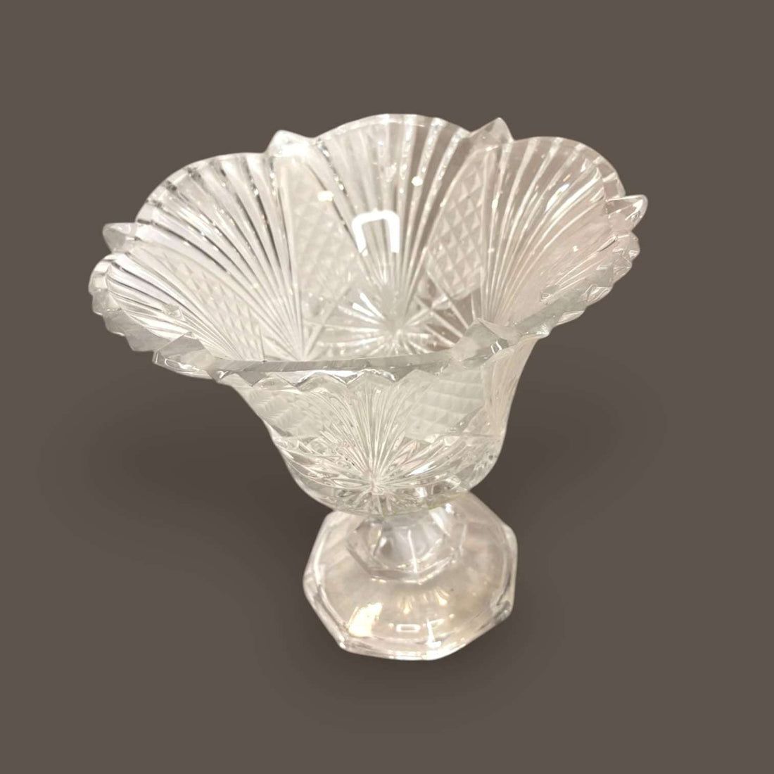 
Su diseño transparente permite que la luz atraviese el cristal y resalte cada talla. Uma peça decorativa com brilho próprio, ideal para comprador
