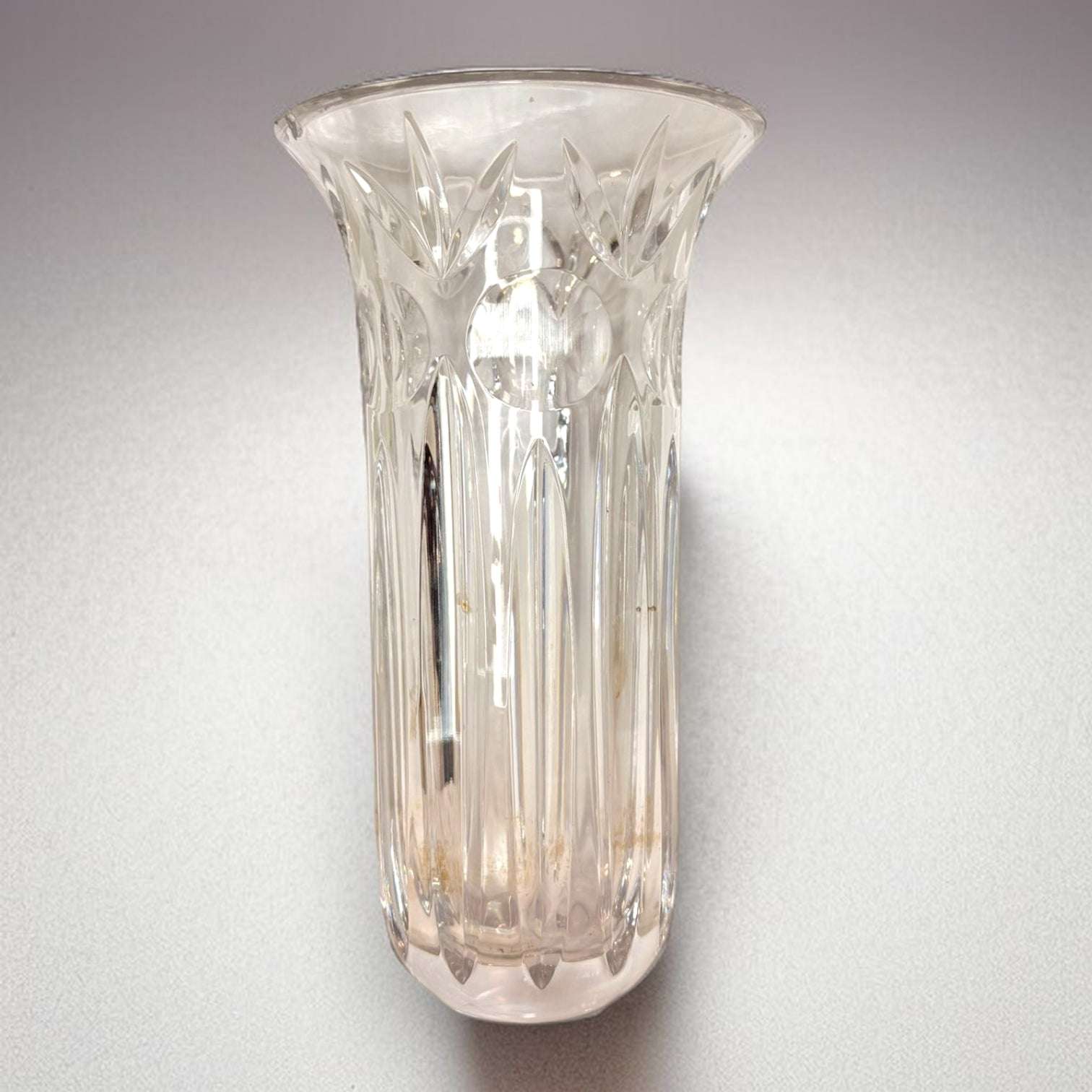 Su función original es contener flores naturales, flores secas o ramas ornamentales; actualmente también puede utilizarse como objeto decorativo independiente, pieza de vitrina o centro elegante para aparadores, consolas y mesas auxiliares.
