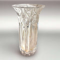 Este Florero de cristal tallado es una pieza decorativa de gran presencia, perfecta para dar altura, brillo y distinción a cualquier espacio. 