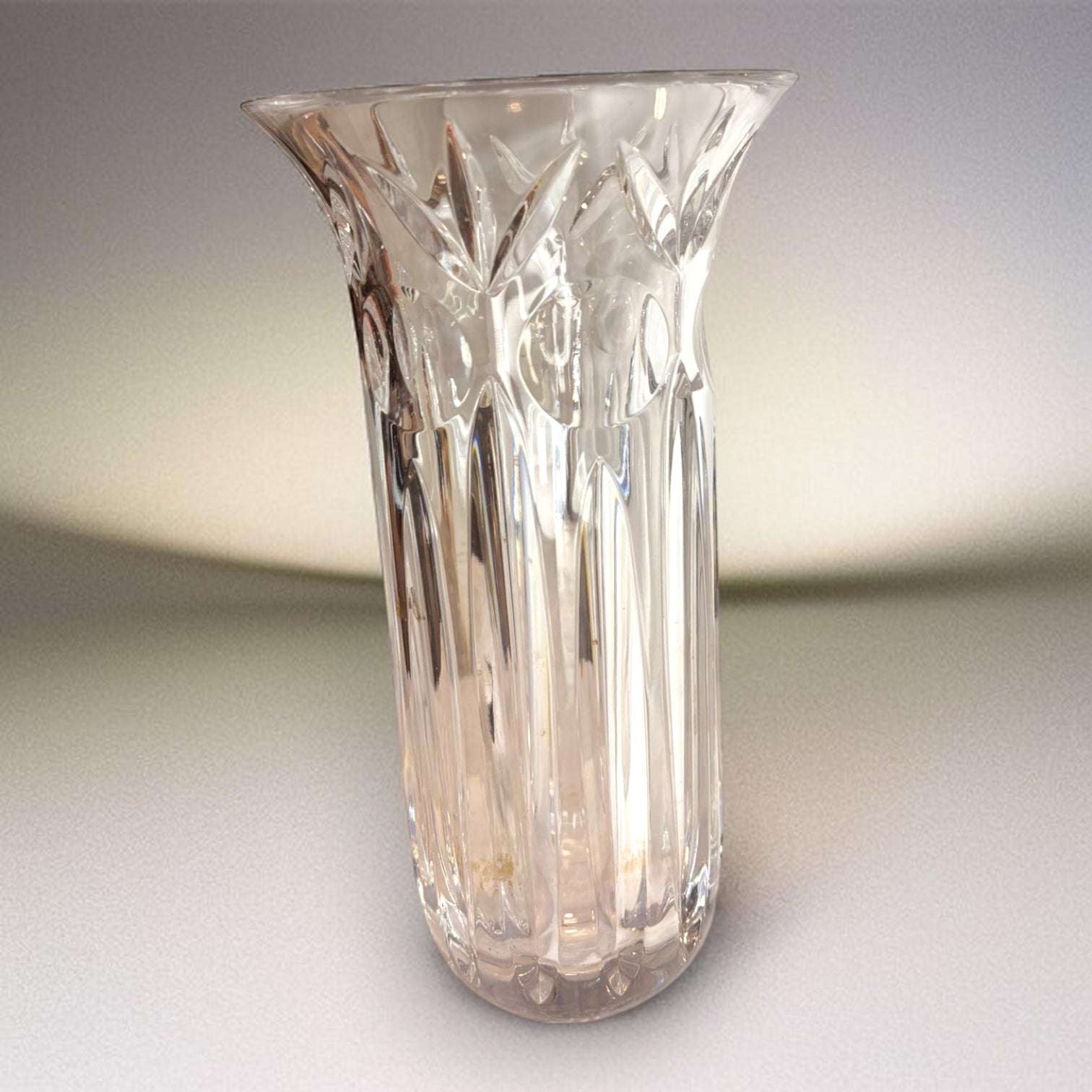 Este Florero destaca por su silueta estilizada y por la combinación de líneas verticales, formas geométricas y brillo natural del cristal.