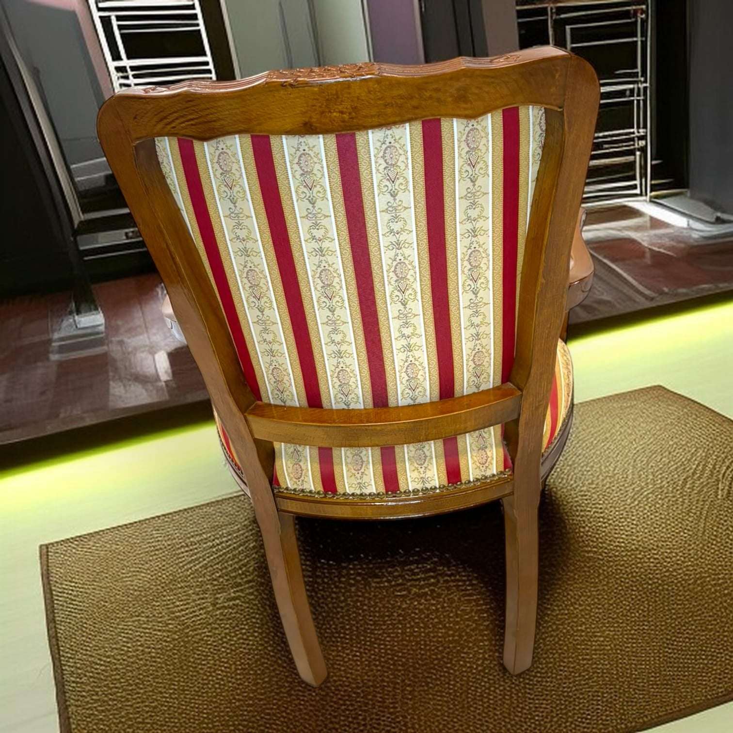 
Con unas medidas de 50 x 57 x H85 cm, este Sillón resulta ideal para crear un rincón especial sin ocupar demasiado espacio. Su presencia transmite calidez