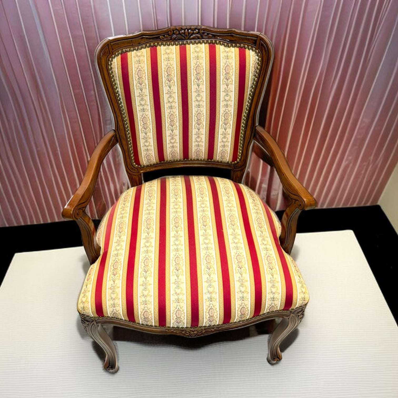 Su combinación de madera, tapizado clásico y líneas elegantes lo convierte en una opción perfecta para quienes buscan algo nuevo para su decoración, pero con alma antigua y presencia única.