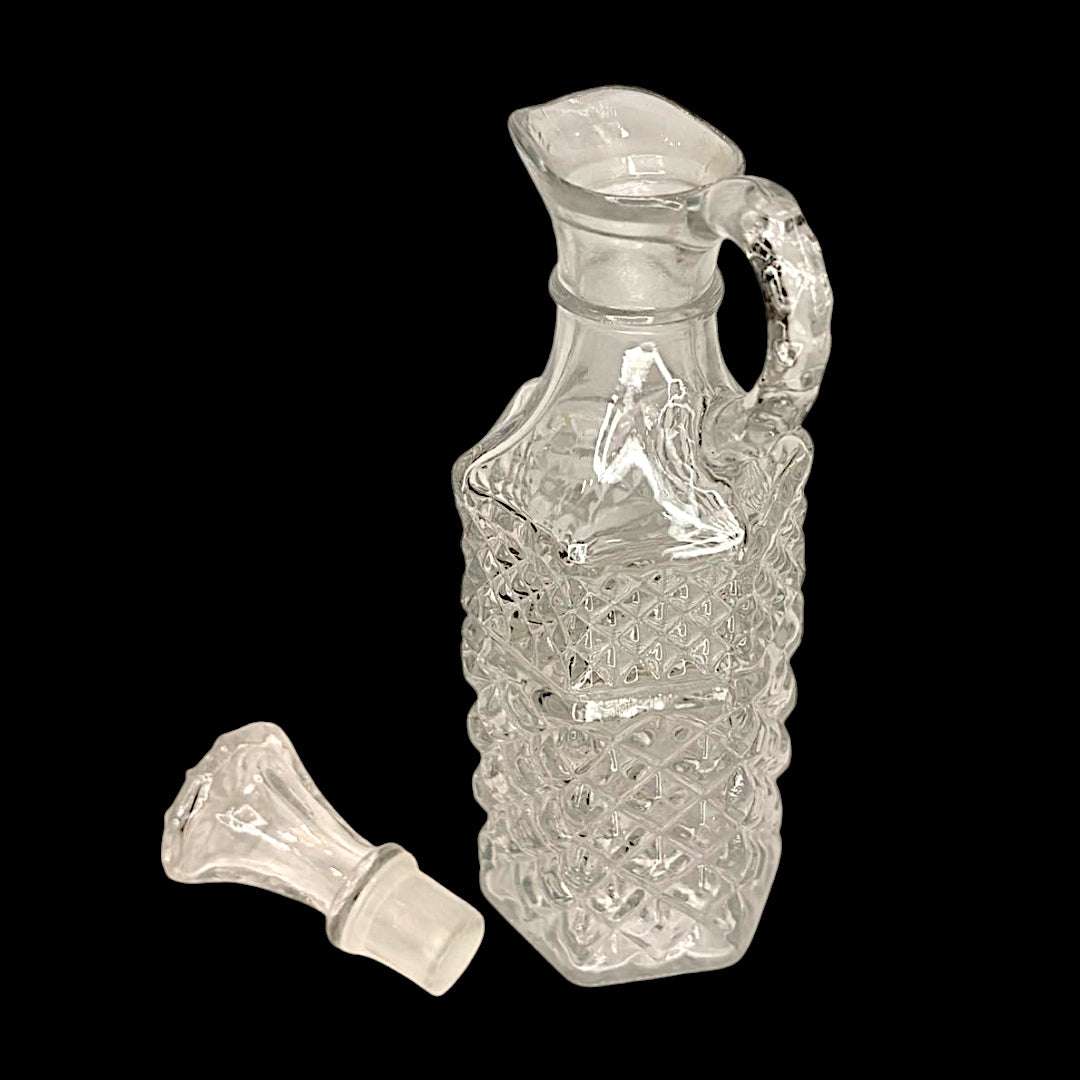 Su formato permite utilizarlas para aceite y vinagre, aunque actualmente también pueden colocarse como piezas decorativas en aparadores, cocinas vintage, comedores elegantes o colecciones de cristalería.