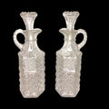 Estas Vinajeras de cristal tallado son piezas refinadas, funcionales y decorativas, creadas originalmente para servir aceite, vinagre, aliños o pequeños líquidos de mesa. 