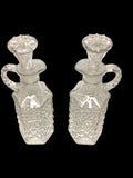 Estas Vinajeras son perfectas para vestir una mesa clásica, acompañar una vajilla antigua o decorar una vitrina con cristal tallado. 