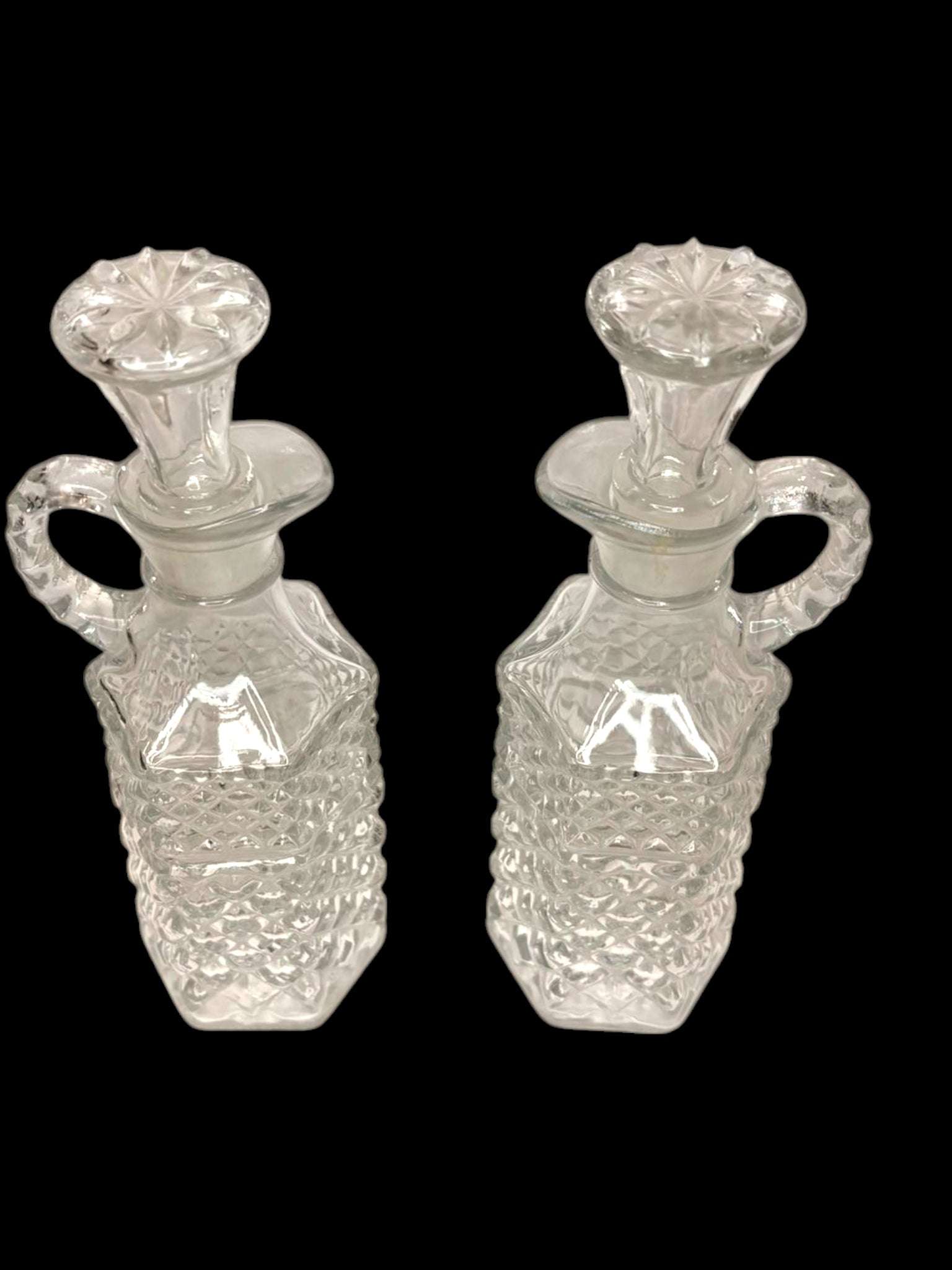 Estas Vinajeras son perfectas para vestir una mesa clásica, acompañar una vajilla antigua o decorar una vitrina con cristal tallado. 