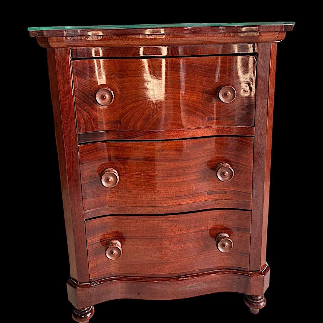 Su diseño compacto y funcional la convierte en un mueble perfecto para dormitorios con encanto, ambientes vintage o espacios decorados con piezas únicas.
