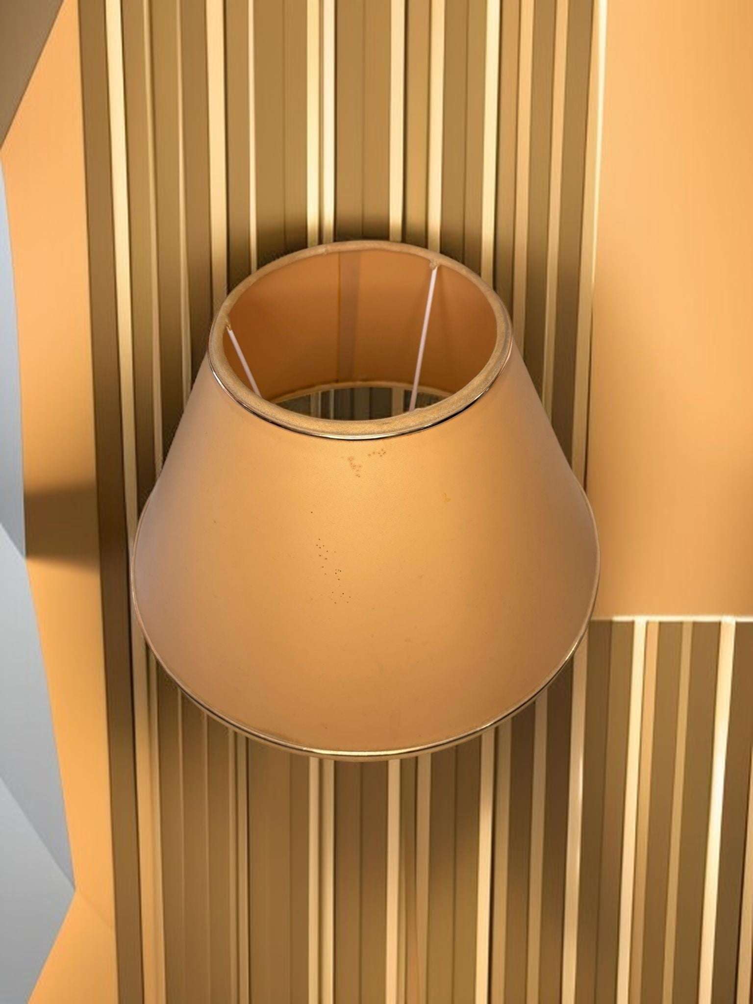 El estilo Hollywood Regency se reconoce por su gusto por los acabados dorados, el brillo, la simetría y el aire sofisticado. 