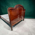 Su función original es proteger visualmente la pared y dar estructura al espacio de descanso, mientras que hoy también destaca por su valor decorativo, ideal para interiores clásicos, refinados o con aire vintage..