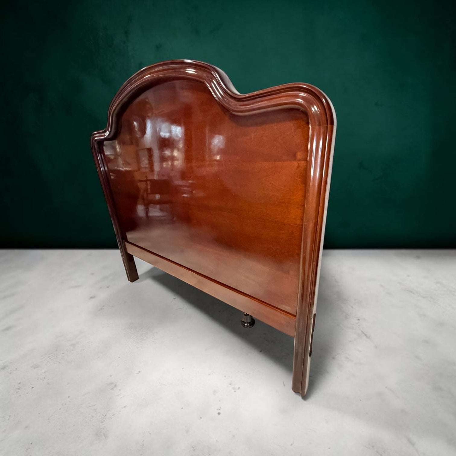 Este Cabecero de caoba es una pieza pensada para enmarcar la cama, vestir la zona de descanso y aportar una sensación de dormitorio completo, elegante y acogedor. 