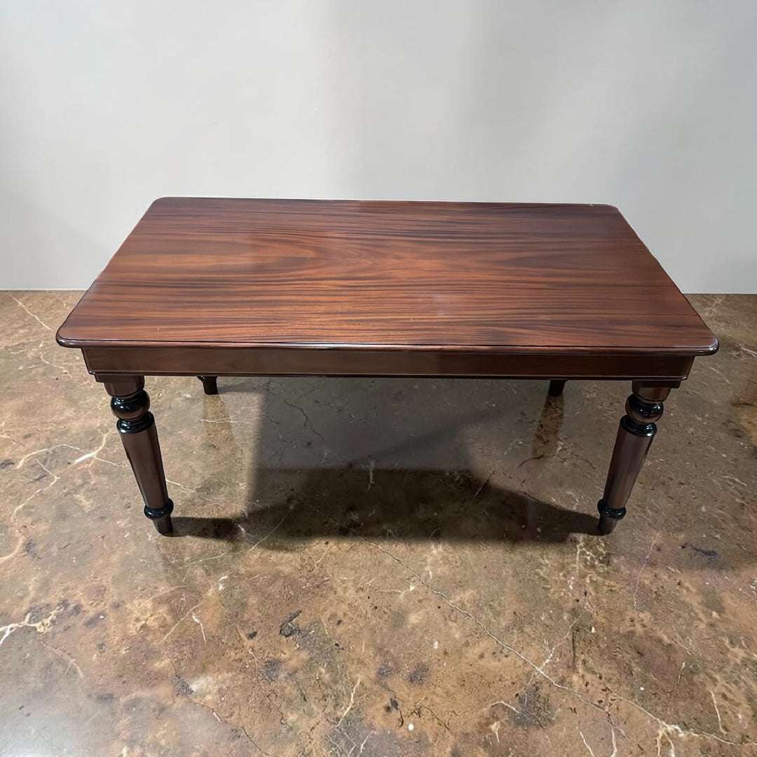 Su diseño rectangular, su acabado brillante y la belleza natural de la veta convierten esta pieza en una opción ideal para comedores, salones amplios, salas de reuniones o espacios donde se quiera aportar distinción sin renunciar al uso diario.