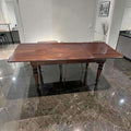 Esta Mesa extensible de caoba es una pieza pensada para quienes buscan un mueble con presencia, funcionalidad y carácter decorativo. S