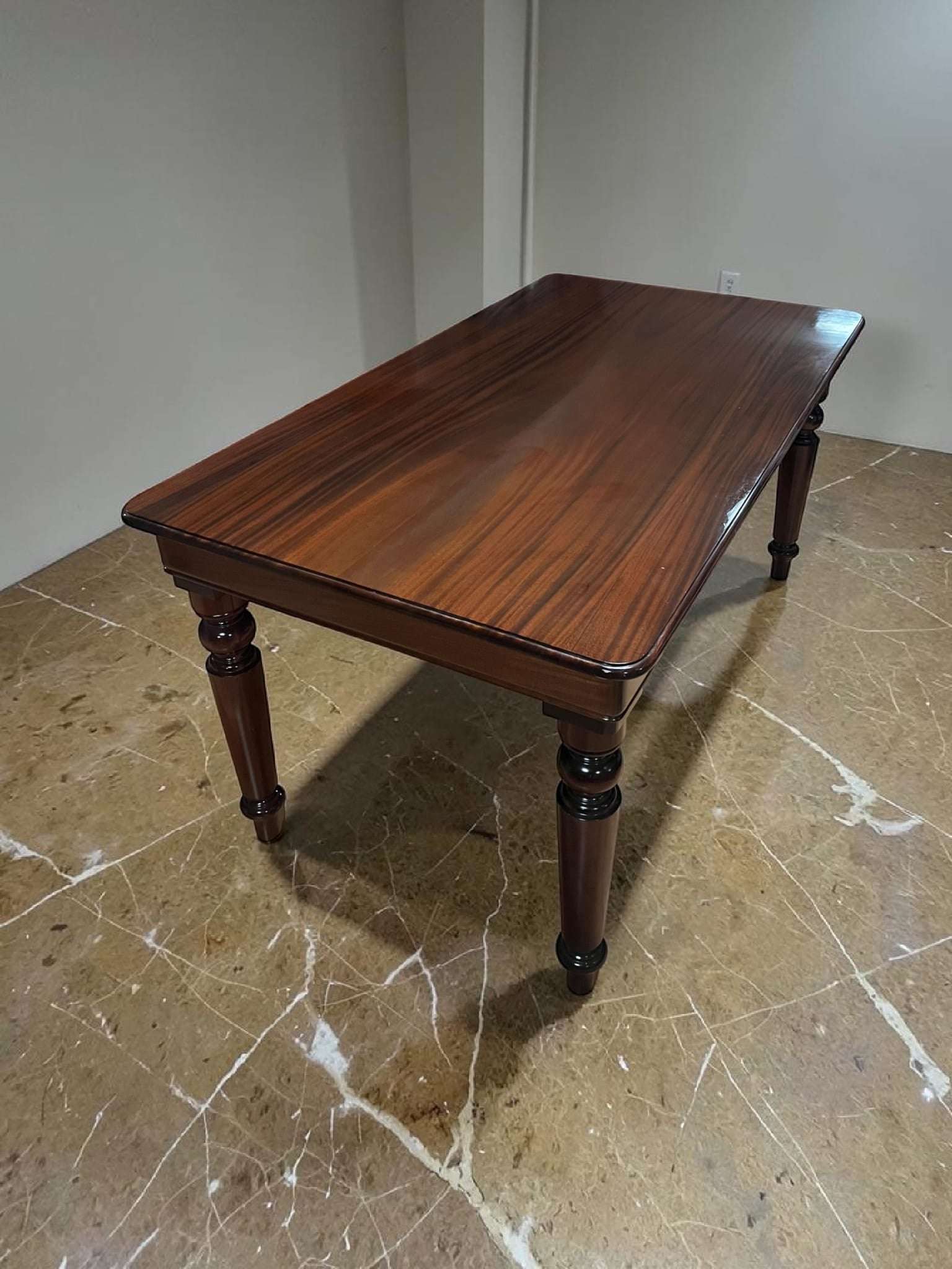 La tabla extensible central se integra en el diseño manteniendo la continuidad visual del mueble.