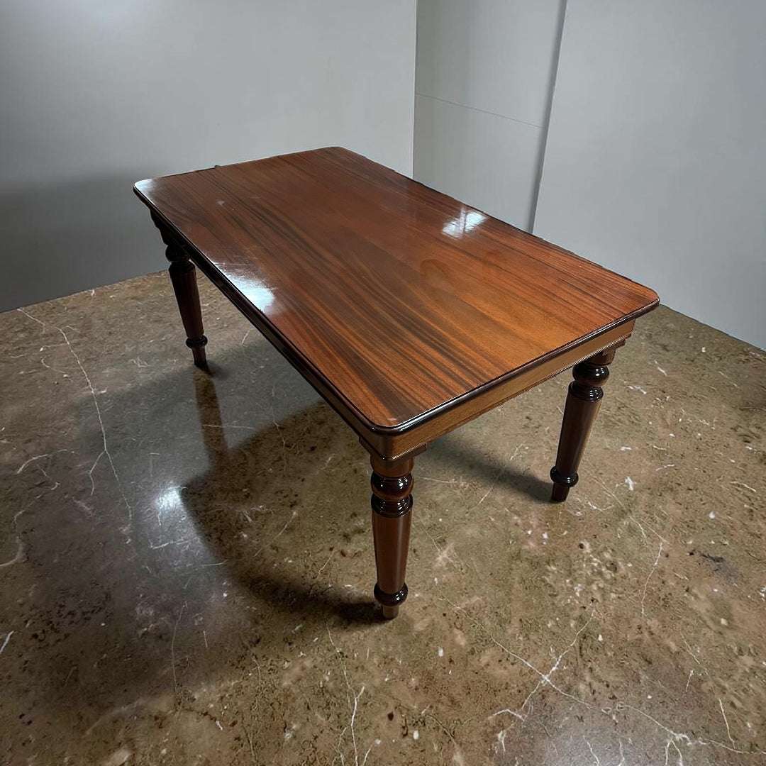 Esta Mesa presenta patas torneadas de estilo clásico, con volúmenes redondeados y anillos decorativos en tono oscuro que aportan contraste visual y refinamiento.