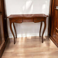 Puede utilizarse como mueble de entrada, tocador ligero, apoyo para lámpara, soporte para jarrones, marco decorativo o pieza auxiliar en dormitorios y salones.