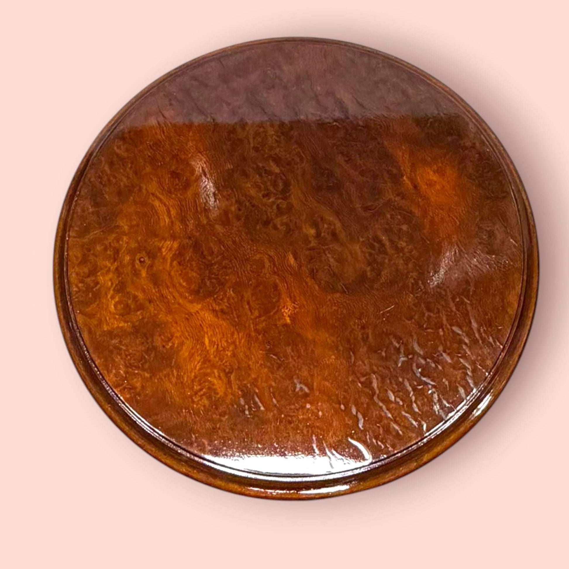 Estos Veladores destacan por una estructura muy original: tablero superior circular, columnas verticales decorativas y una pequeña repisa central que permite crear dos alturas de exposición. Esta repisa resulta perfecta para colocar una maceta con flores, una figura pequeña, una porcelana, una vela decorativa o un detalle especial, mientras que la parte superior puede utilizarse para una lámpara, un jarrón o una pieza protagonista.

En las imágenes se aprecia un acabado brillante de tono caoba cálido, con t