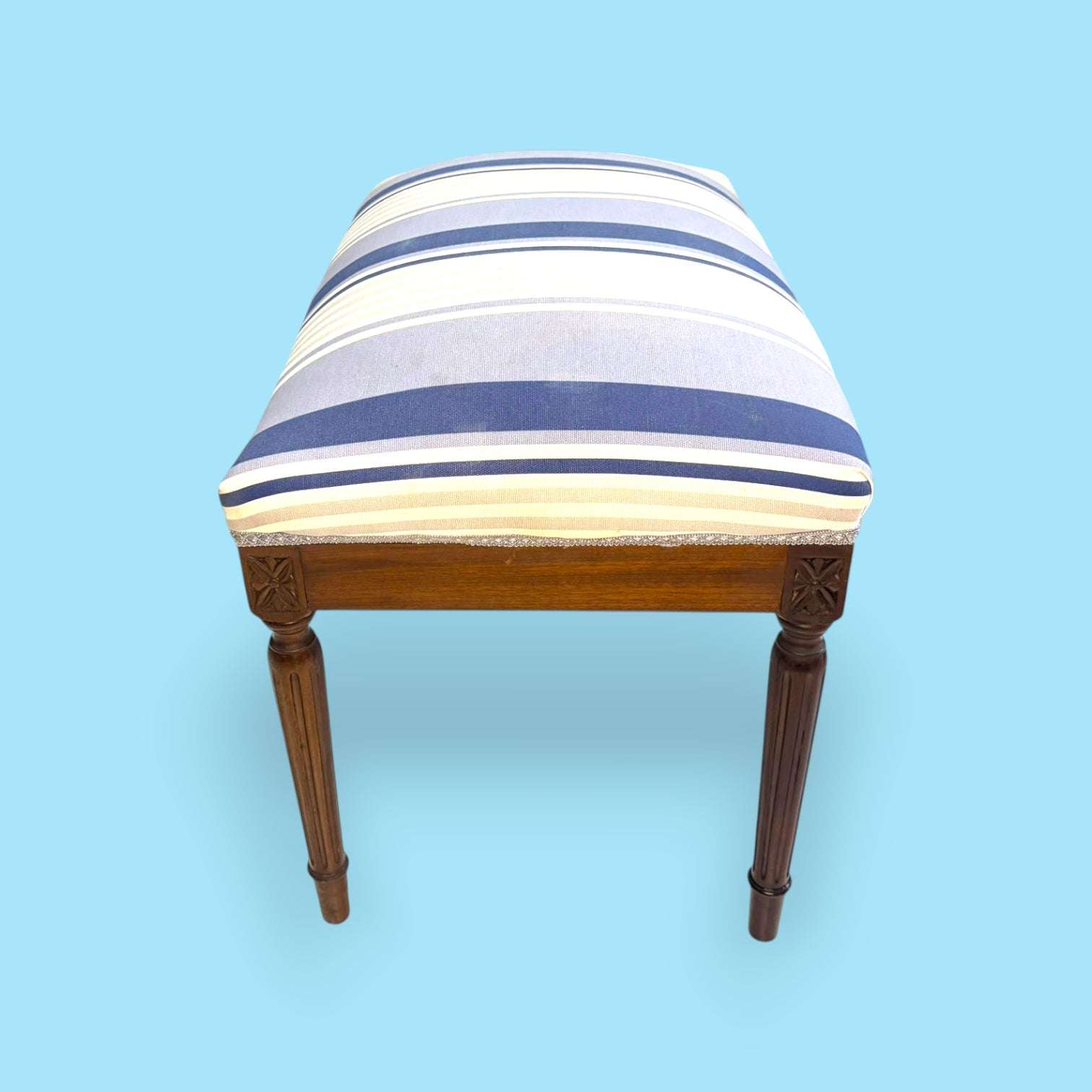 Es una pieza única, limitada y con un aire clásico que no se encuentra fácilmente en muebles nuevos de fabricación actual.
