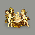 Esta benditera de resina representa una preciosa escena religiosa con dos ángeles en relieve, acompañando una pila central destinada tradicionalmente al agua bendita.