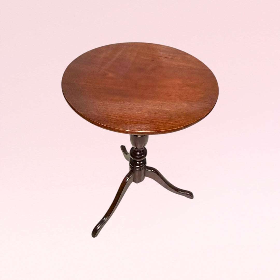  Este Velador no solo sirve de apoyo: aporta historia, equilibrio y ese valor especial que tienen los muebles antiguos bien escogidos.
