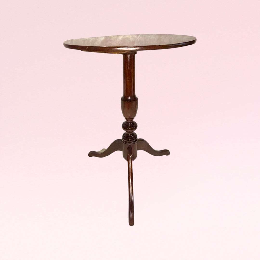  La superficie superior presenta una línea sencilla y elegante, ideal para colocar una lámpara, una figura, un florero, una pieza de colección o crear un pequeño rincón decorativo junto a una butaca o sofá.
