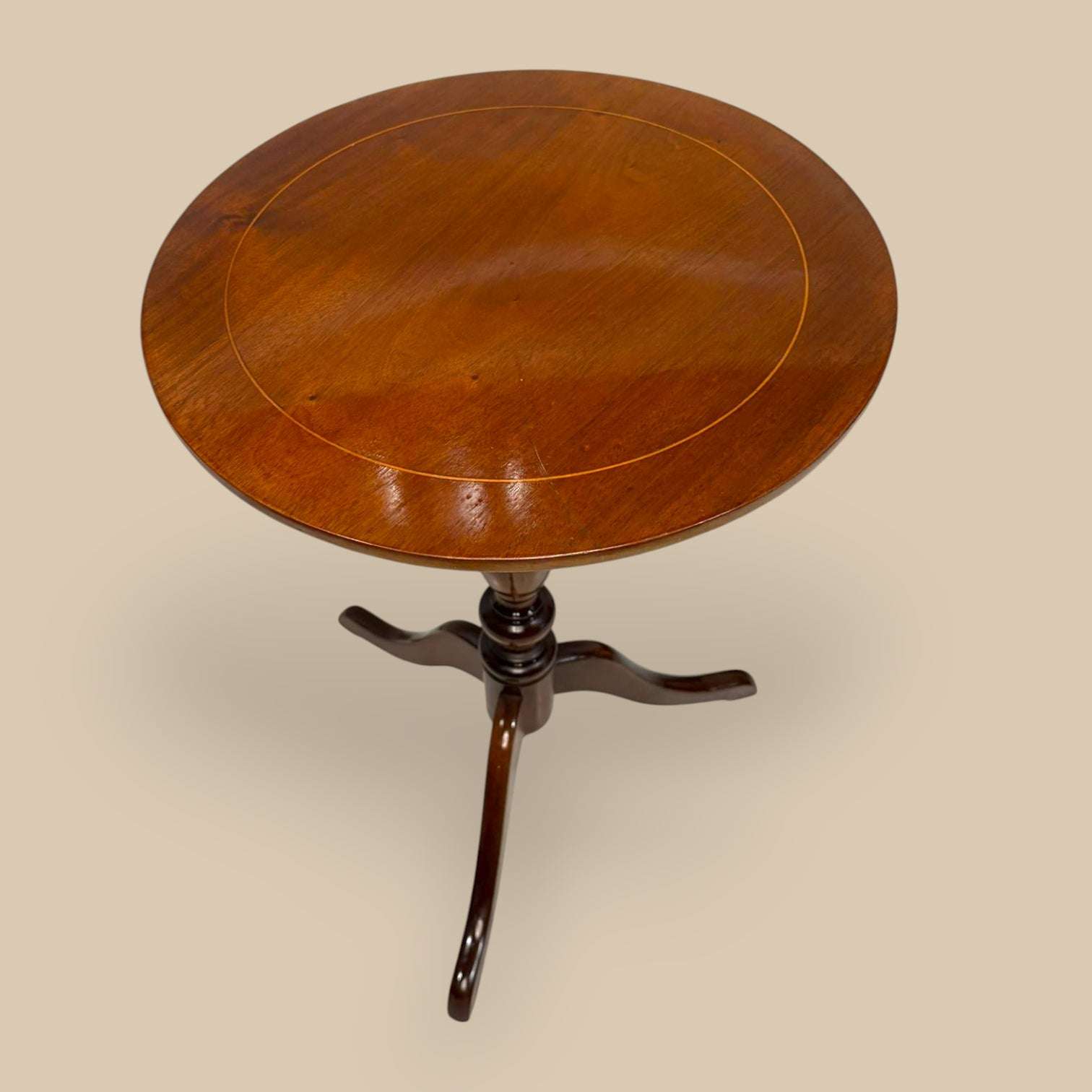 
Su función original era servir como mesa de apoyo para objetos de uso cotidiano o decorativo: una lámpara, un libro, una bandeja, una taza