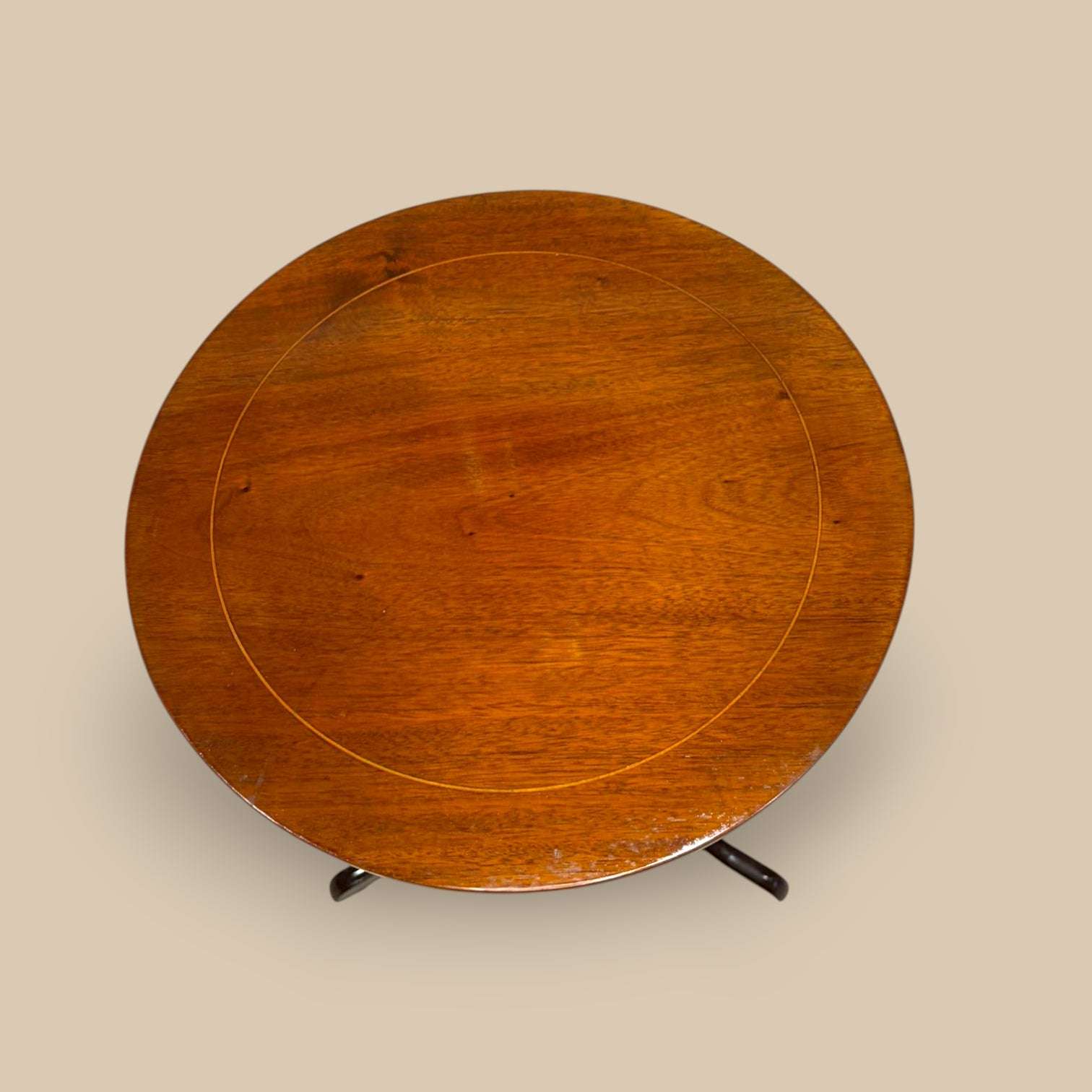 Este Velador es una pieza limitada, única y con un gran valor decorativo. Su tamaño compacto facilita su colocación en espacios pequeños, mientras que la caoba aporta una presencia cálida, sobria y elegante. 