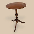 Puede utilizarse como mesa para lámpara, soporte para flores, apoyo junto a un sillón o como pieza protagonista en un rincón especial.