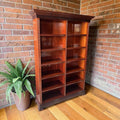 Su altura de 220 cm permite aprovechar la pared en vertical, mientras que su anchura de 153 cm ofrece una superficie generosa para organizar libros y objetos decorativos. 