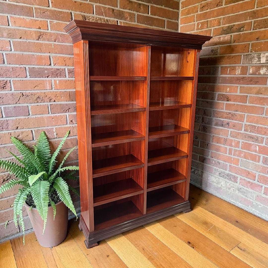Su altura de 220 cm permite aprovechar la pared en vertical, mientras que su anchura de 153 cm ofrece una superficie generosa para organizar libros y objetos decorativos. 