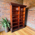 La caoba es una madera apreciada en mobiliario por su elegancia visual, resistencia y uso tradicional en muebles de calidad, especialmente 