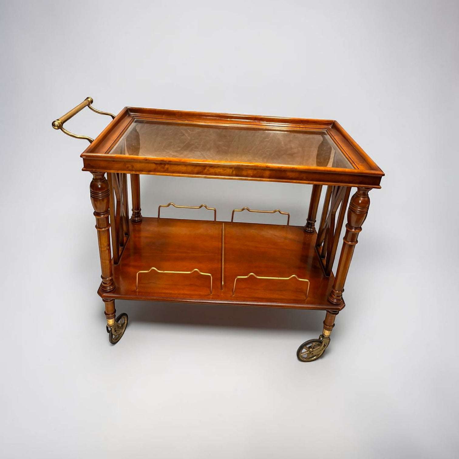 Esta Mesa camarera destaca por su cuidada construcción y su equilibrio entre elegancia y utilidad