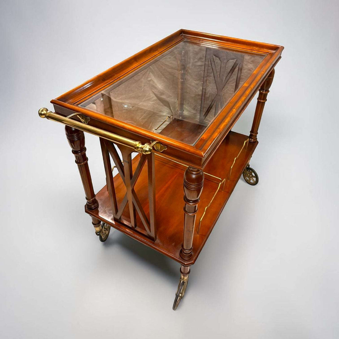 Esta Mesa camarera destaca por su cuidada construcción y su equilibrio entre elegancia y utilidad