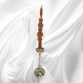 Se presentan como pareja, cada uno con una vela alta de tono marrón cobrizo, trabajada con relieves ornamentales que aportan un toque artesanal y distinguido. 