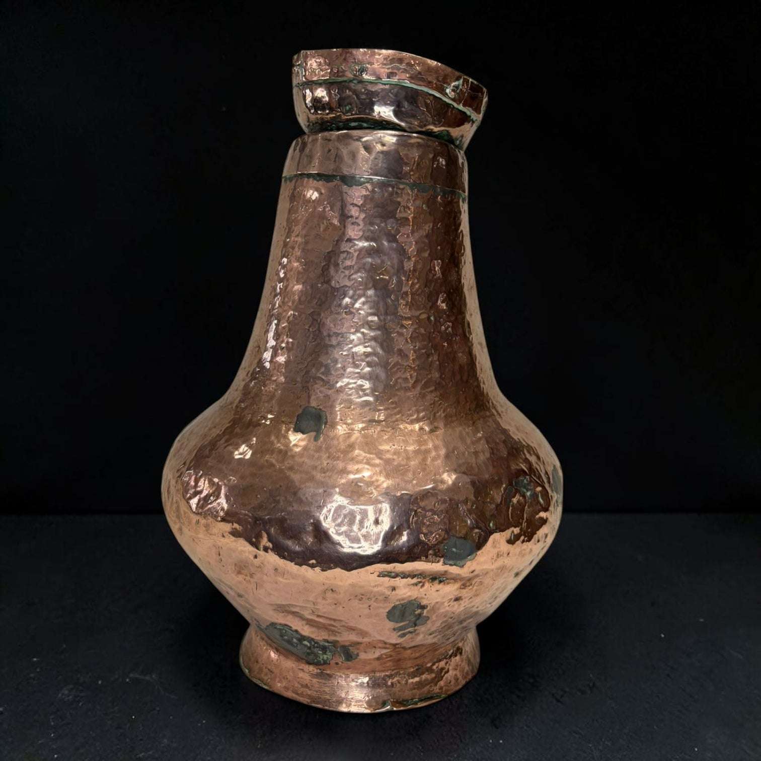 Esta Jarra antigua de cobre martilleado es una pieza con carácter, presencia y una belleza marcada por el paso del tiempo.