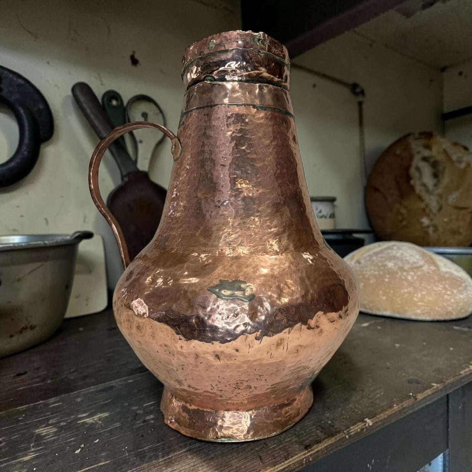  Su cuerpo abombado, cuello alto, boca abierta y asa lateral fina reflejan una tipología tradicional pensada para el uso cotidiano, pero hoy convertida en un objeto decorativo de gran valor visual.
