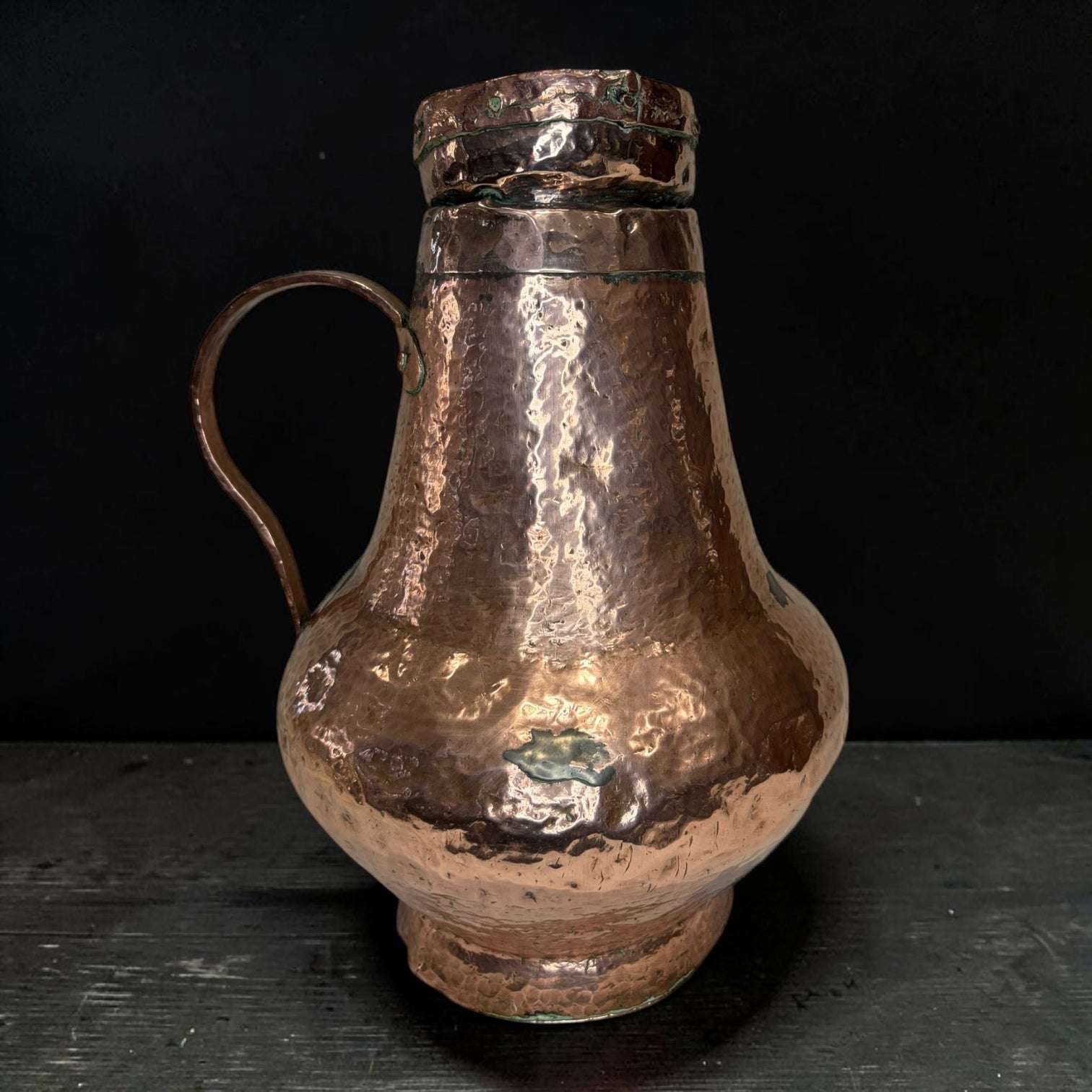 Es una pieza limitada para quienes buscan comprar antigüedades online con historia, textura y valor decorativo real.