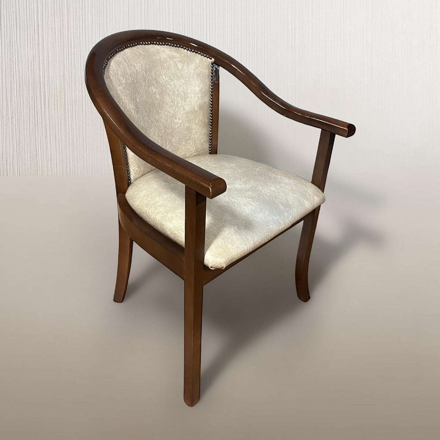  Gracias a su diseño atemporal, también resultan ideales para recepciones, bibliotecas, hoteles o espacios decorativos de estilo clásico y vintage.

Fabricados en caoba, destacan por la resistenci