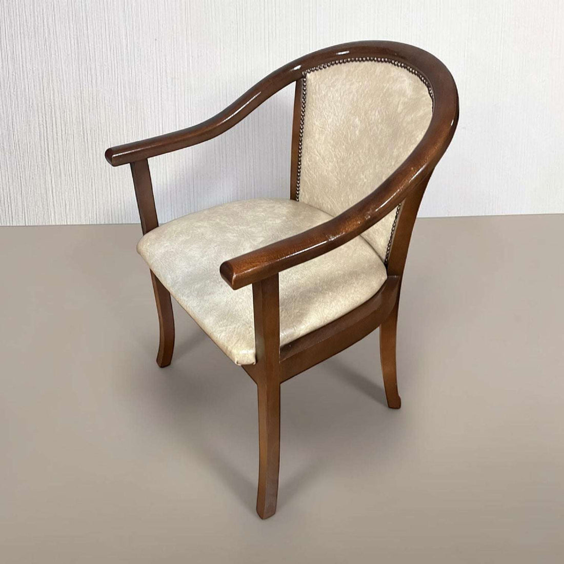 Esta pareja de Sillones fue concebida especialmente para oficinas elegantes, despachos profesionales y salas de reuniones, ofreciendo un asiento cómodo y distinguido tanto para directivos como para visitas.
