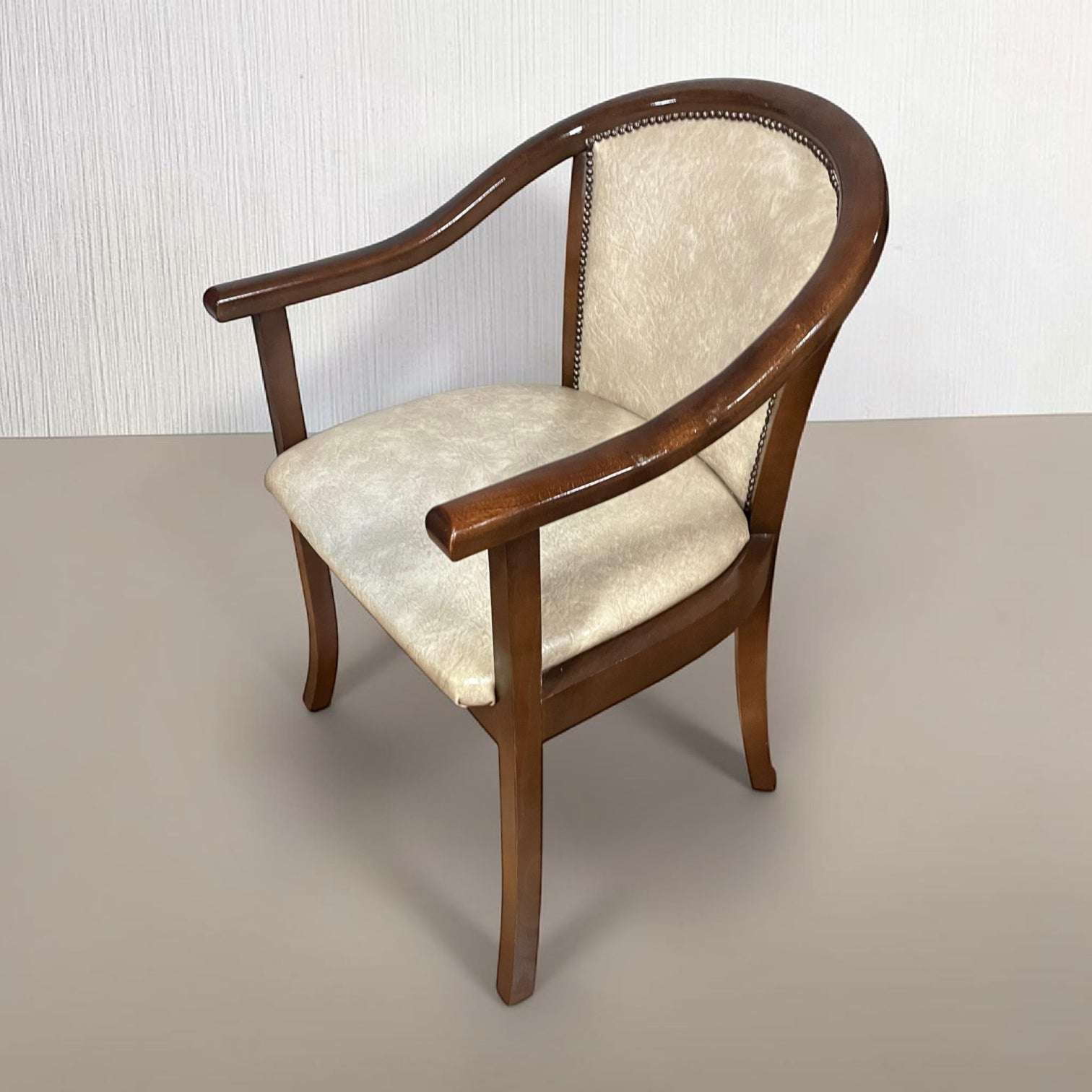
Sus brazos curvos permiten apoyar los brazos cómodamente, favoreciendo una postura ergonómica y confortable.