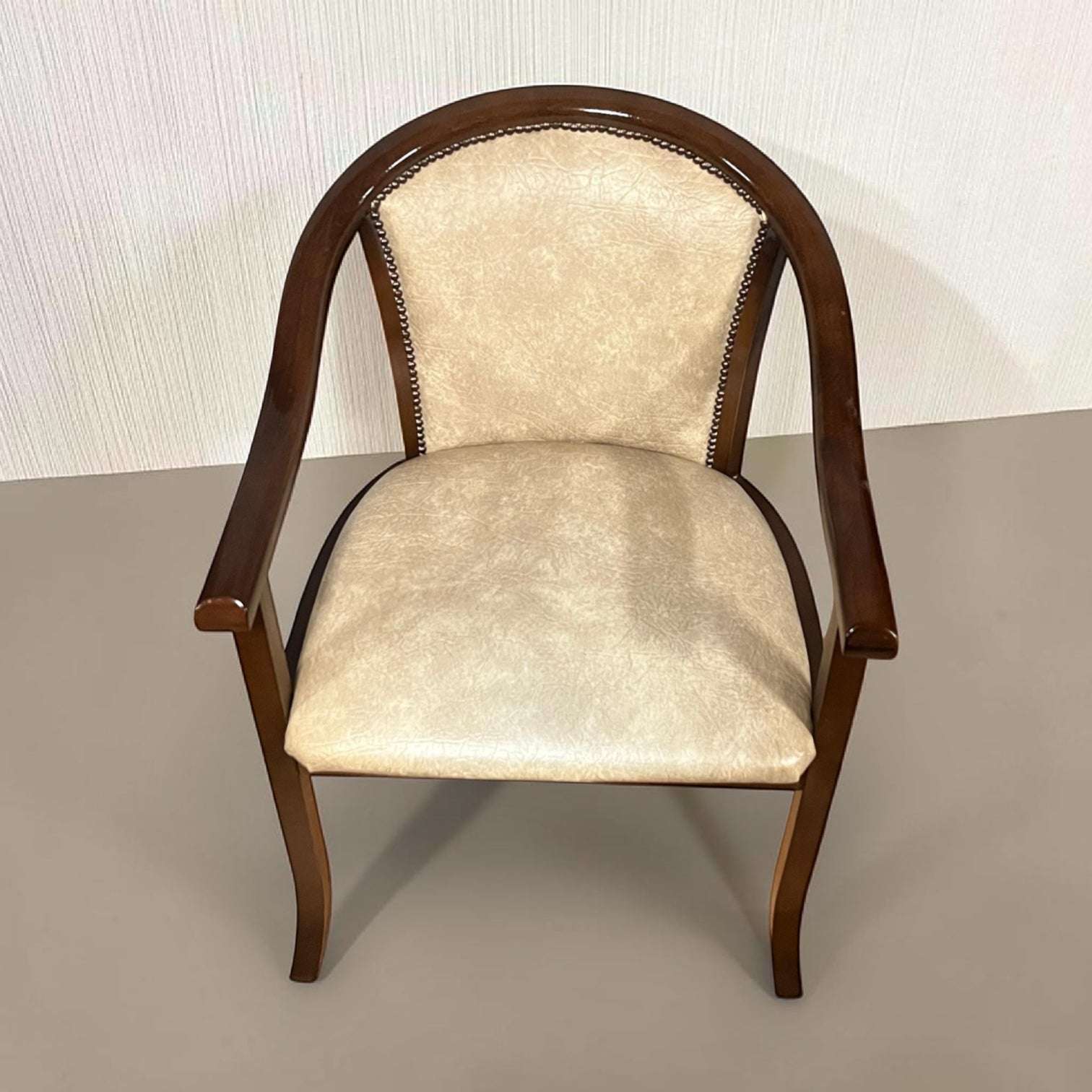  Gracias a su diseño atemporal, también resultan ideales para recepciones, bibliotecas, hoteles o espacios decorativos de estilo clásico y vintage.

Fabricados en caoba, destacan por la resistenci