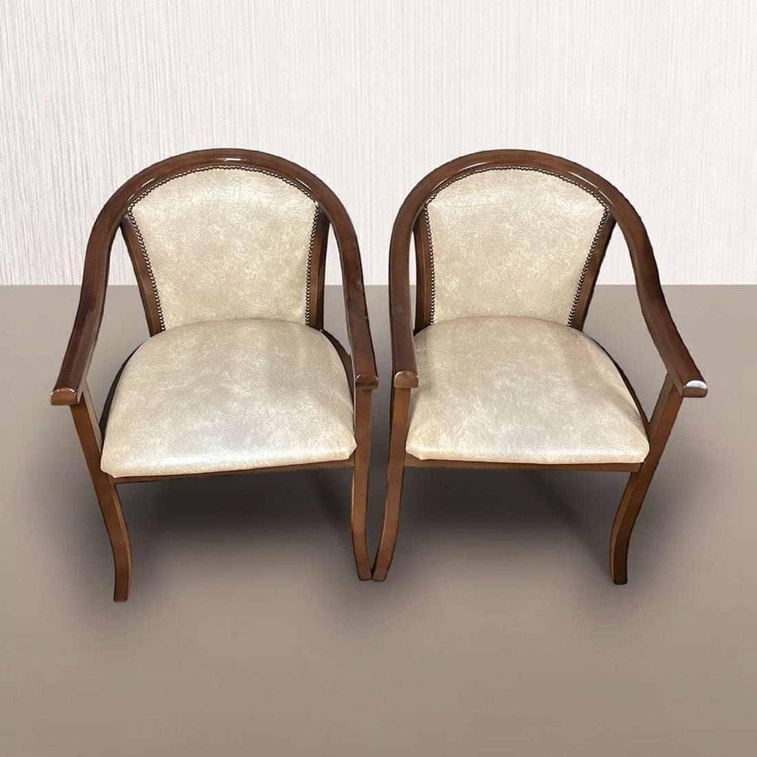 Esta pareja de Sillones fue concebida especialmente para oficinas elegantes, despachos profesionales y salas de reuniones, ofreciendo un asiento cómodo y distinguido tanto para directivos como para visitas.
