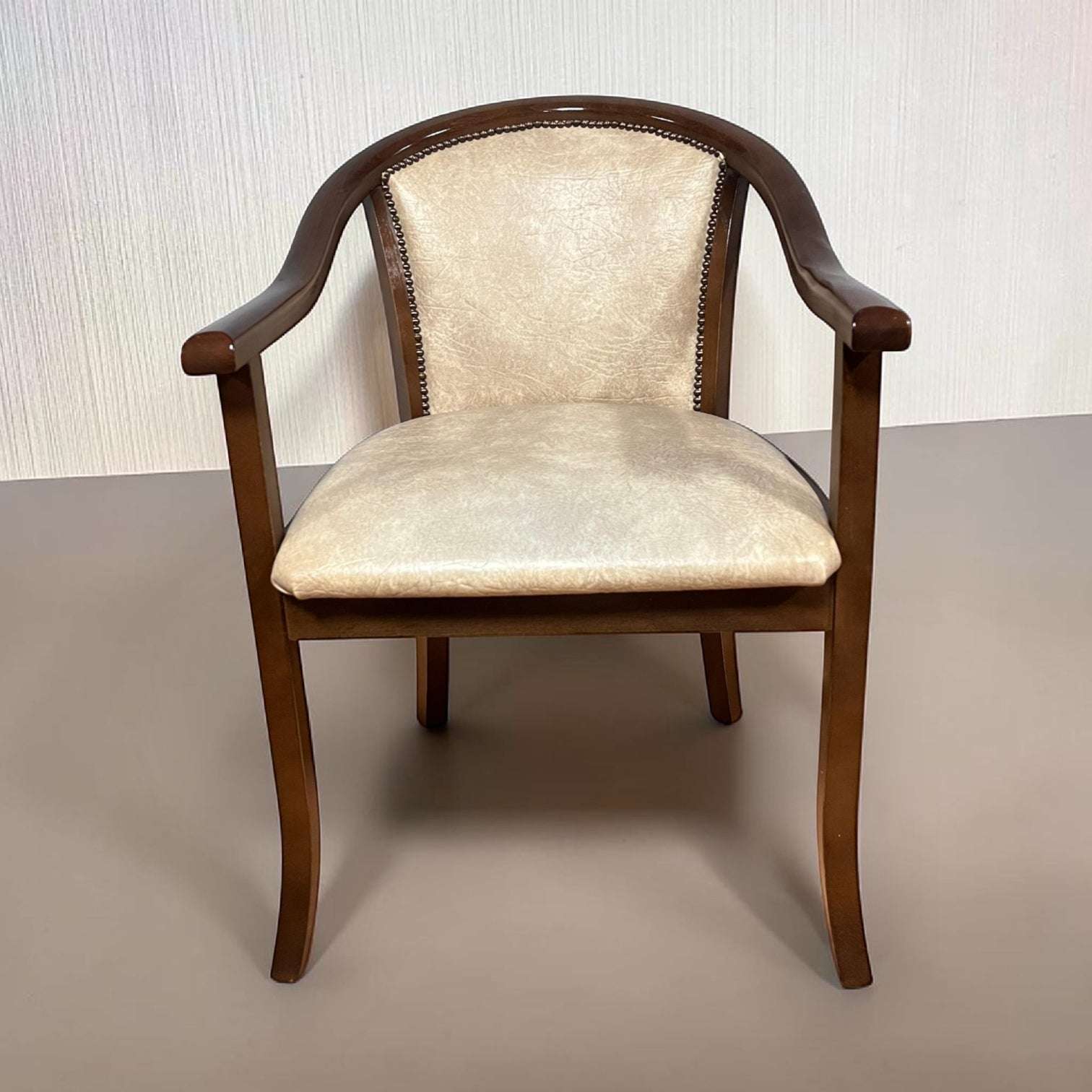  Gracias a su diseño atemporal, también resultan ideales para recepciones, bibliotecas, hoteles o espacios decorativos de estilo clásico y vintage.

Fabricados en caoba, destacan por la resistenci