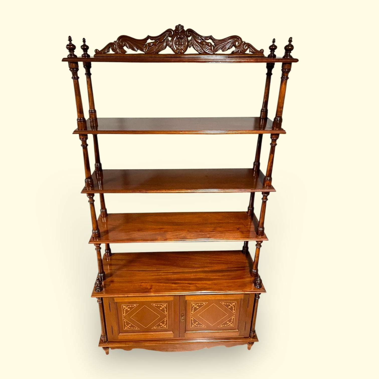 Esta Estantería es perfecta para ambientes clásicos, vintage o eclécticos, convirtiéndose en una pieza central capaz de transformar cualquier estancia con su elegancia y funcionalidad.

La combinación de caoba, taraceas y diseño francés convierte este mueble en una pieza sofisticada y atemporal.