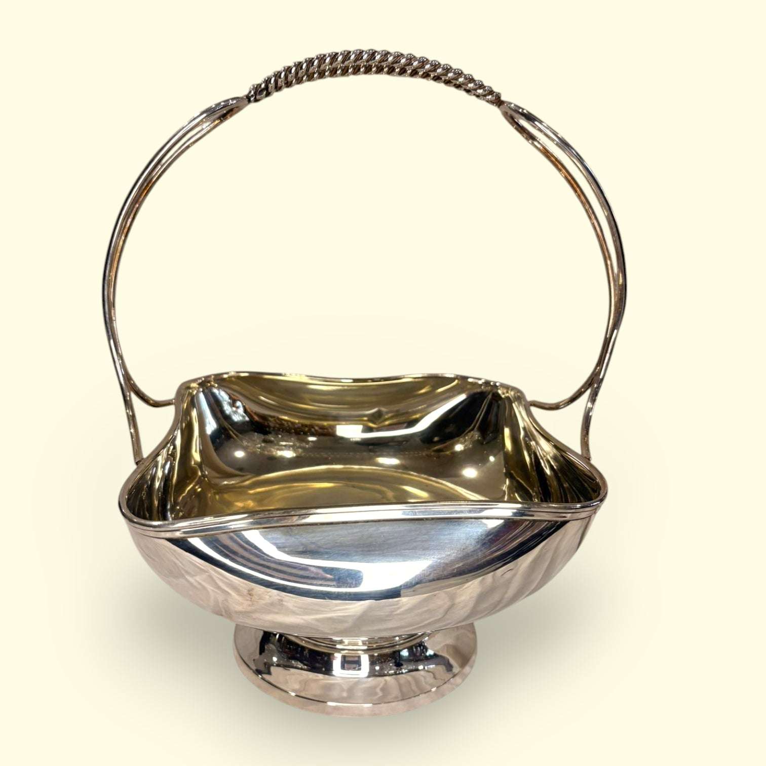 Es una pieza limitada, única y fácil de integrar en decoraciones clásicas, vintage, románticas o modernas con detalles de brillo