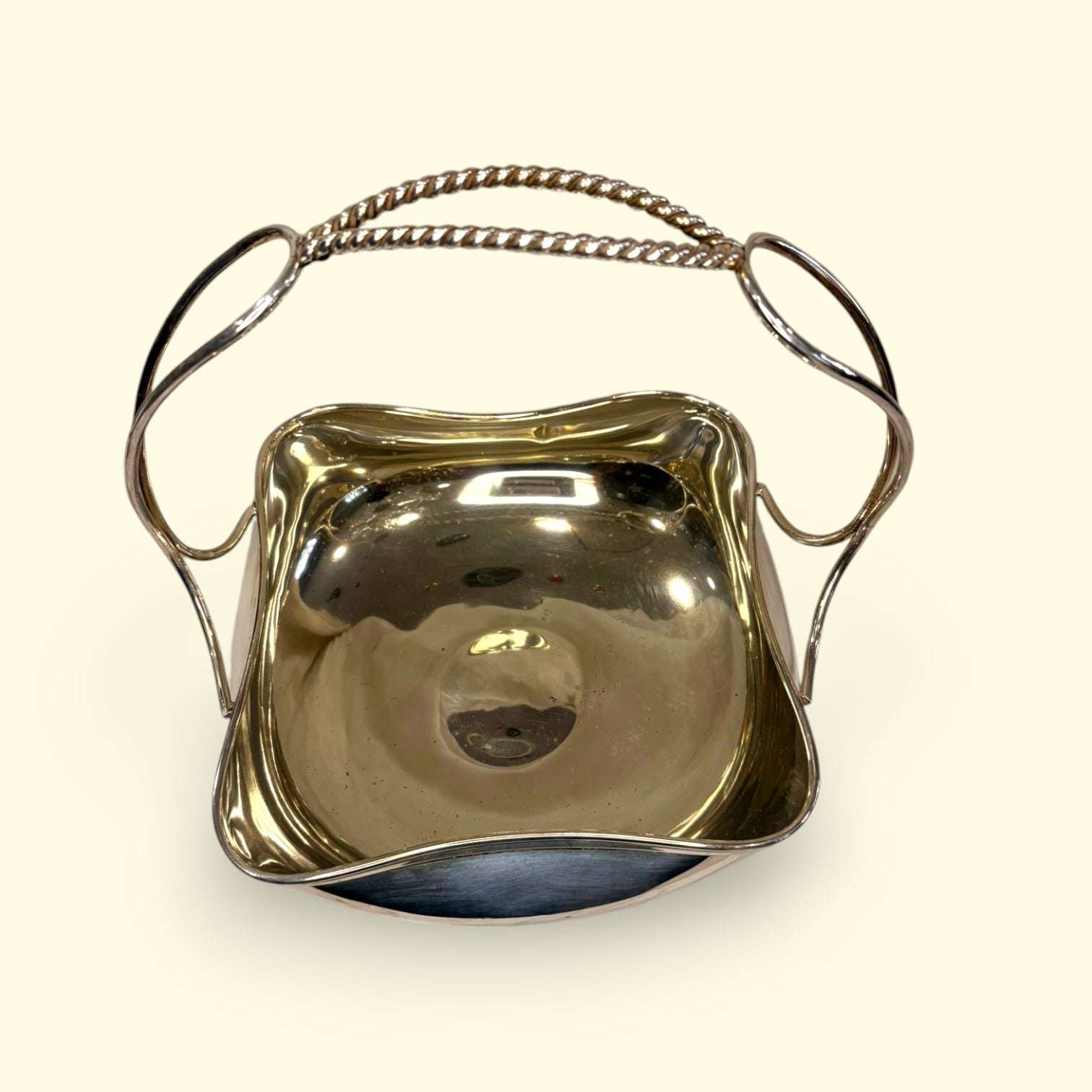 Su silueta cuadrada con bordes suavemente ondulados, su acabado brillante y su asa alta de diseño curvo lo convierten en un objeto decorativo ideal para vestir mesas, aparadores, vitrinas o rincones especiales del hogar.
