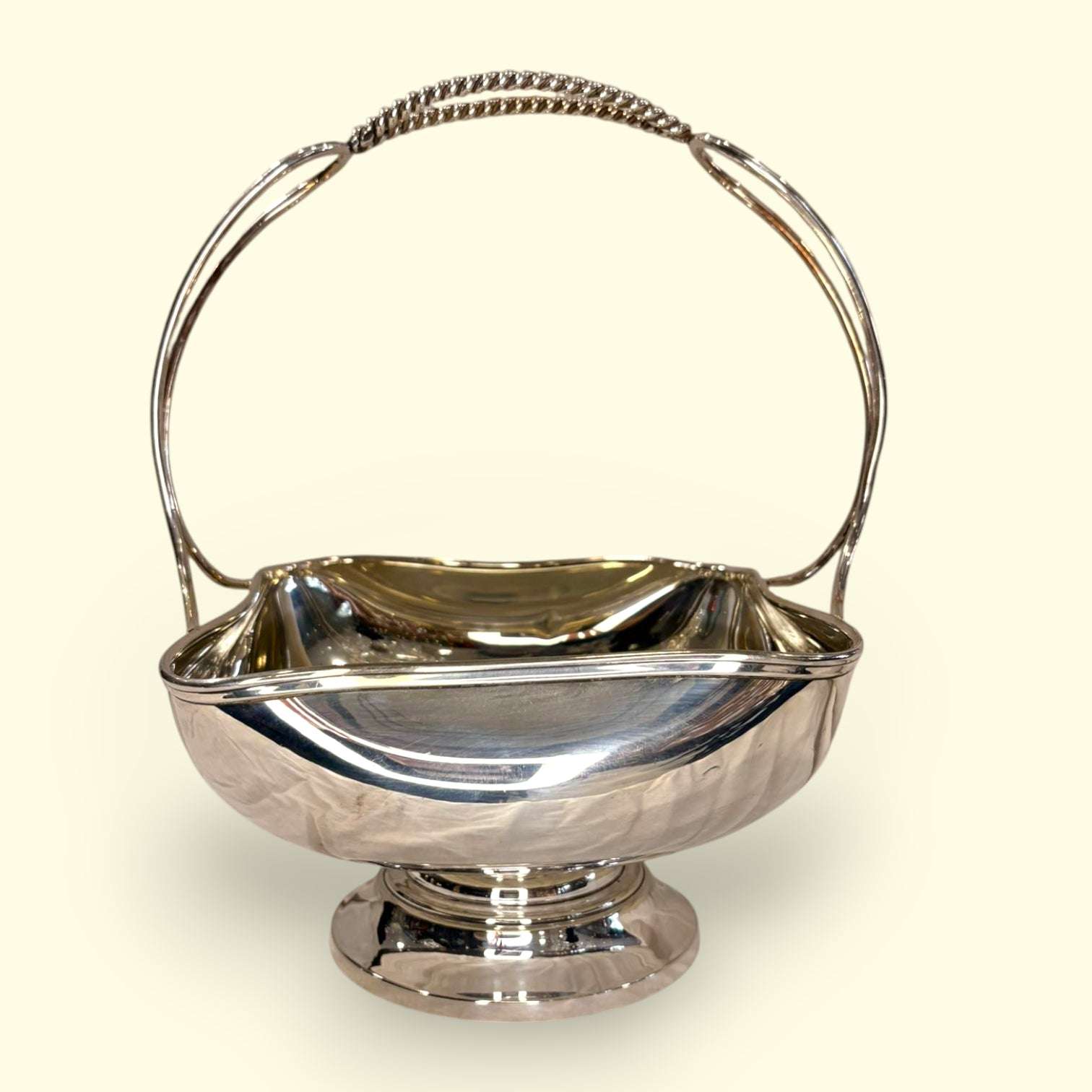 Este Centro de mesa se diferencia por su equilibrio entre utilidad y elegancia. 