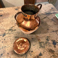 Esta Olla de cobre antigua del siglo XIX es una pieza con gran encanto tradicional, perfecta para quienes valoran los utensilios de cocina antiguos y la decoración con historia.
