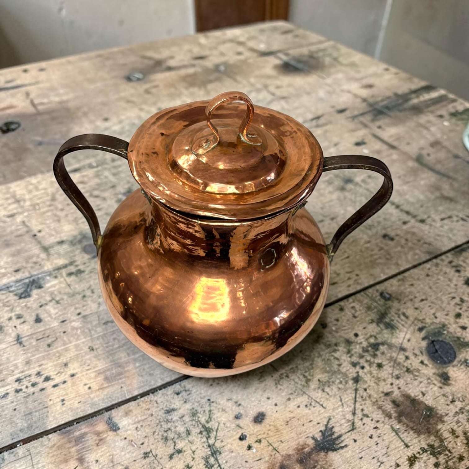 Hoy en día, además de su valor como objeto antiguo, es ideal como elemento decorativo en cocinas rústicas, casas de campo, bodegas, alacenas o espacios con estética vintage e industrial.